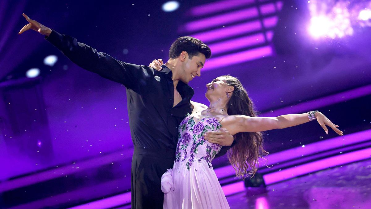 Diego Pooth kam Ekaterina Leonova auf der Tanzfläche ganz nah - natürlich alles Teil der Show! Diego Pooth und Ekaterina Leonova sehen sich auf der Tanzfläche strahlend in die Augen.