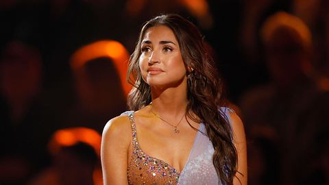 Ekaterina Leonova, hier in einer Art Glitzer-BH, schaut mit gequältem Gesichtsausdruck zur Seite. Nach „Lets Dance“ geht es ihr nicht gut! - Foto: IMAGO / Future Image