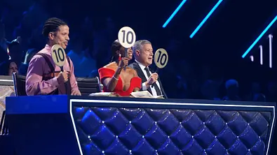 Lets Dance-Jury mit Punktekellen - Foto: RTL / Stefan Gregorowius