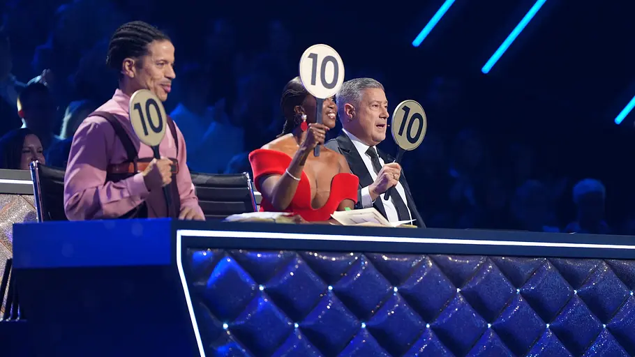 Let's Dance-Favoriten stehen fest Let's Dance-Jury mit Punktekellen