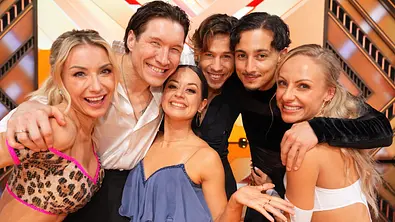 Die Lets Dance-Finalisten 2026 lächeln in die Kamera.  - Foto: RTL / Stefan Gregorowius