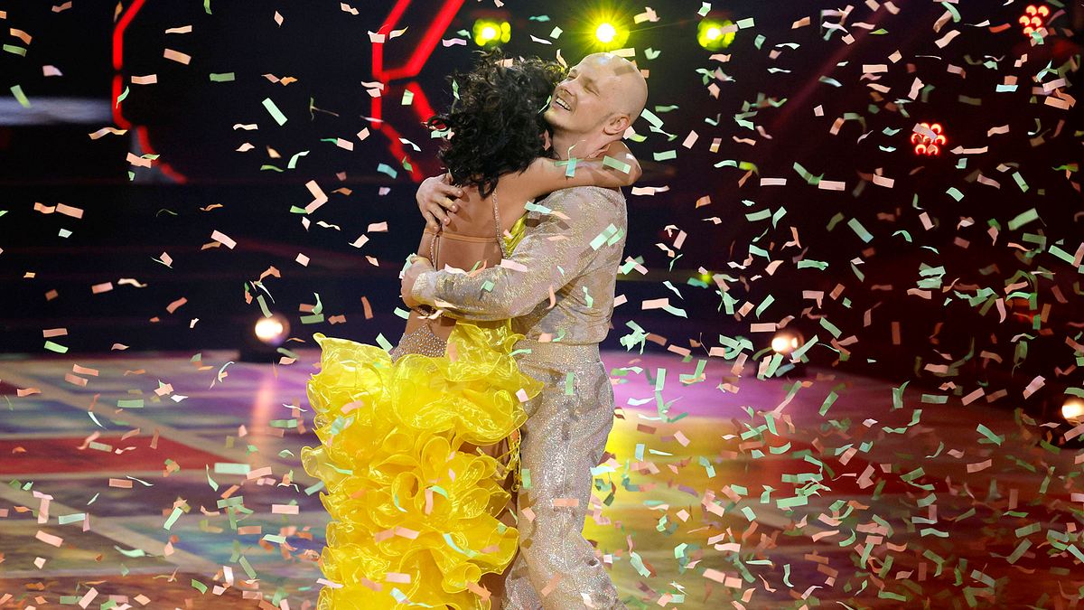 Let's Dance-Gewinner 2025? Konfettiregen: Fabian Hambüchen hat Anastasia Maruster im Arm