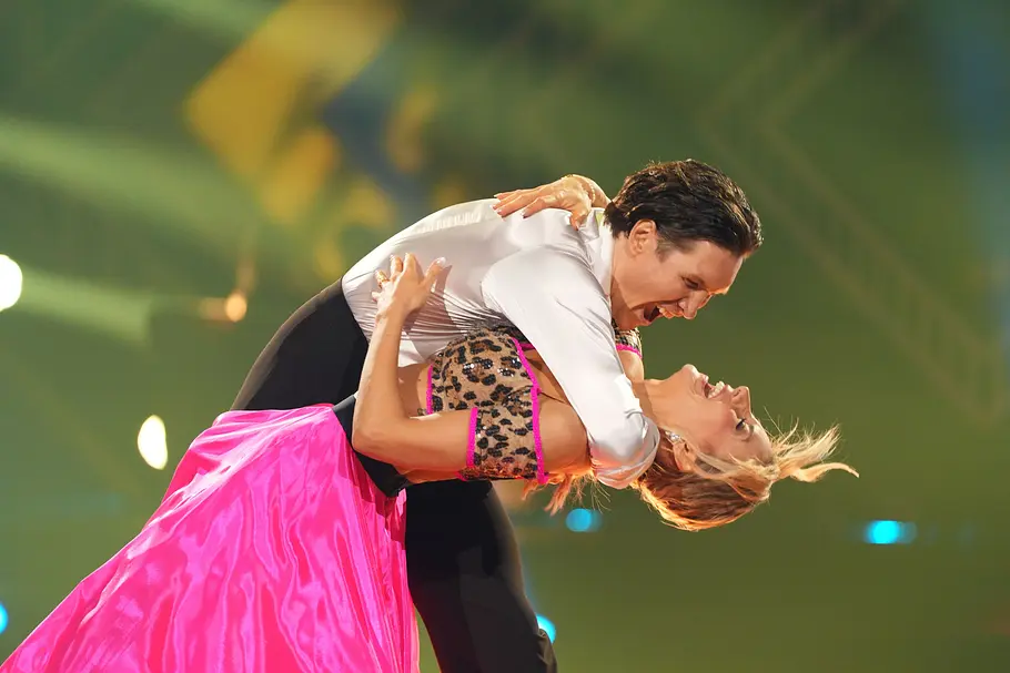 Lets Dance Halbfinale 2026 Die Top-4 von Lets Dance 2026 gibt im Halbfinale am 22. Mai alles, die Jury urteilt knallhart.