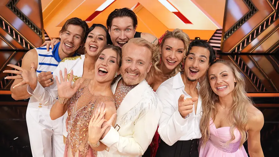 Die Halbfinal-Tanzpaare von Let's Dance Die Halbfinalisten von Let's Dance stehen auf einem Bild gemeinsam zusammen am Ende der letzten Show
