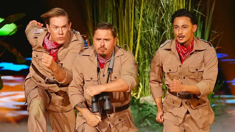 Wer fliegt in Liveshow 3? V.li.: Simon Gosejohann, Gustav Schäfer, Milano auf der Let's Dance-Bühne.