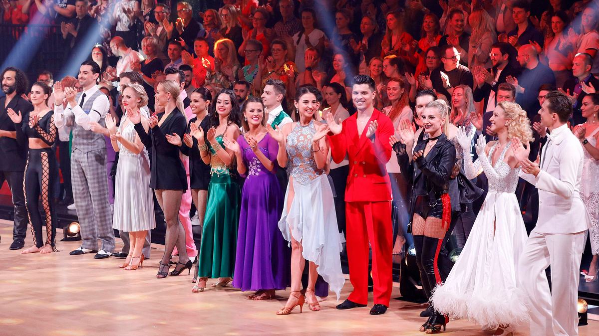 Große Gefühle bei den „Let's Dance“-Profis. Die „Let's Dance“-Profis auf dem Parkett, im Hintergrund das Publikum.
