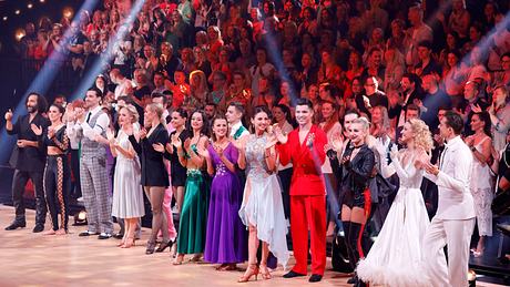 Die „Lets Dance“-Profis auf dem Parkett, im Hintergrund das Publikum. - Foto: Imago/ Future Image