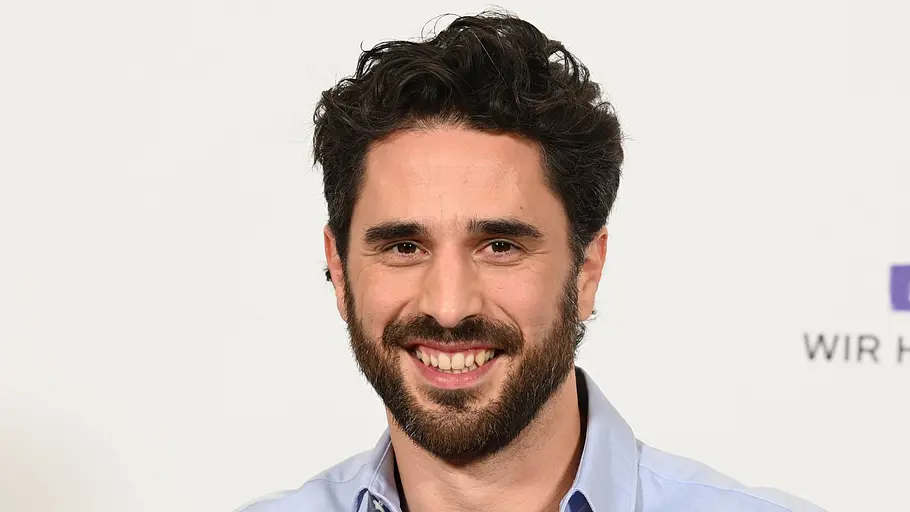 Jan Kittmann nimmt an „Let's Dance“ teil. Jan Kittmann lächelt in die Kamera.