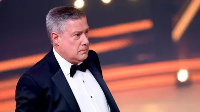 Joachim Llambi steht mit ernster Miene auf der Lets Dance-Bühne. Er wird leicht seitlich abgelichtet. - Foto: IMAGO / Panama Pictures