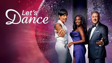Lets Dance Jury mit Jorge González (l.), Motsi Mabuse, Joachim Llambi steht vor einer großen Discokugel, rechts im Bild ist das Lets Dance Logo zu sehen - Foto: RTL / Robert Grischek