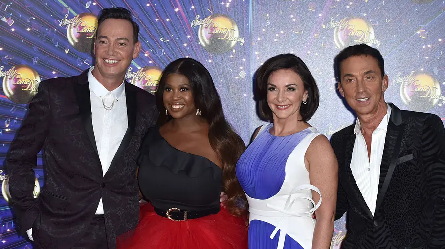 Die englische Let's Dance-Jury Craig Revel Horwood, Motsi Mabuse, Shirley Ballas und Bruno Tonioli posieren vor einer „Strictly Come Dancing“-Logowand.