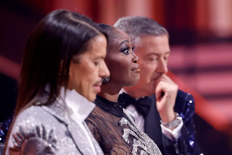 Let's Dance Motsi Mabuse Seitliche Nahaufnahme der Let's Dance Jury. Der Fokus liegt auf Motsi, die überrascht schaut