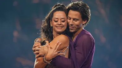 Joel Mattli und Malika Dzumaev während der Rumba. - Foto: RTL / Stefan Gregorowius