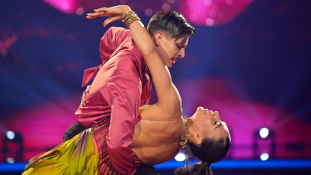 Todesfall kurz vor Let's Dance-Viertelfinale Trotz Todesfall im privaten Umfeld legt Marie Mouroum in Liveshow 10 eine starke Rumba mit Tanzpartner Ionel hin
