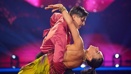 Trotz Todesfall im privaten Umfeld legt Marie Mouroum in Liveshow 10 eine starke Rumba mit Tanzpartner Ionel hin - Foto: RTL / Stefan Gregorowius