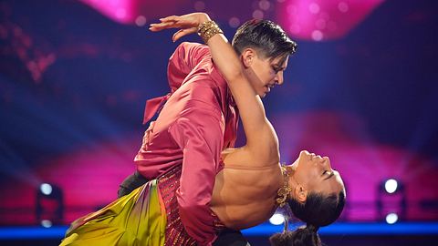 Trotz Todesfall im privaten Umfeld legt Marie Mouroum in Liveshow 10 eine starke Rumba mit Tanzpartner Ionel hin - Foto: RTL / Stefan Gregorowius