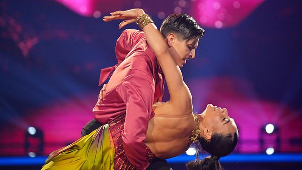 Trotz Todesfall im privaten Umfeld legt Marie Mouroum in Liveshow 10 eine starke Rumba mit Tanzpartner Ionel hin - Foto: RTL / Stefan Gregorowius