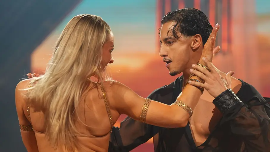 Was läuft bei Milano und Marta Arndt? Milano und Marta Arndt schauen sich während einer leidenschaftlichen Let's Dance-Performance verlierbt an.