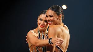 Lets Dance: Marie Mouroum beim Partner-Switch mit Renata Lusin - Foto: RTL / Stefan Gregorowius