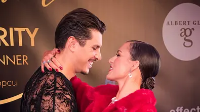 Patricija und Alexandru Ionel schauen sich verliebt an. - Foto:  IMAGO / speedshot