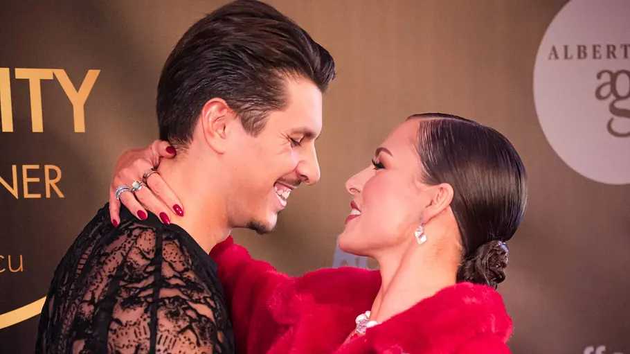 Immer noch schwer verliebt: Patricija und Alexandru. Patricija und Alexandru Ionel schauen sich verliebt an.