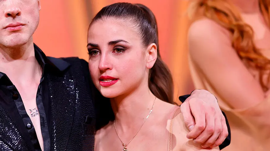 Ekaterina Leonova: Traurige private Enthüllung Ekaterina Leonova steht in der 16. Staffel der RTL-Tanzshow Let's Dance neben Tanzpartner Timon Krause und weint.