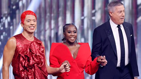 Jury-Mitglieder Jorge Gonzalez, Motsi Mabuse und Joachim Llambi freuen sich über Quoten-Erfolg. - Foto: IMAGO / Panama Pictures