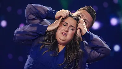 Selfiesandra mit Tanzpartner Zsolt. Sie ist überfordert von Lets Dance - Foto: RTL / Stefan Gregorowius