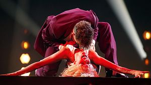 Patricija Ionel und Mikael Tatarkin räkeln sich bei der wohl sexuellsten Darbietung der „Let’s Dance“-Geschichte auf einem Tisch - Foto: RTL / Stefan Gregorowius