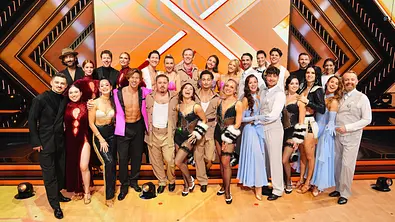 Die Paare von Lets Dance in einem Bild. - Foto: RTL / Stefan Gregorowius