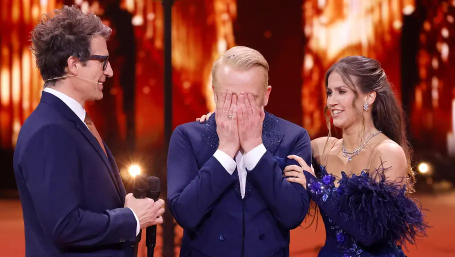 Wer fliegt raus bei Let's Dance in Show 5? Ross Antony hält sich die Hände vors Gesicht. Let's Dance-Moderator Daniel Hartwich und Tänzerin Mariia Maksina stehen neben ihm
