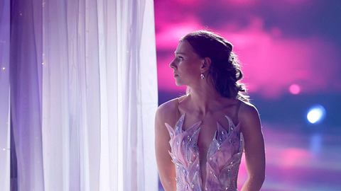 Man sieht Ann-Katrin Bendixen in einem Kleid anlässlich der Sendung „Lets Dance. - Foto:  IMAGO / Panama Pictures