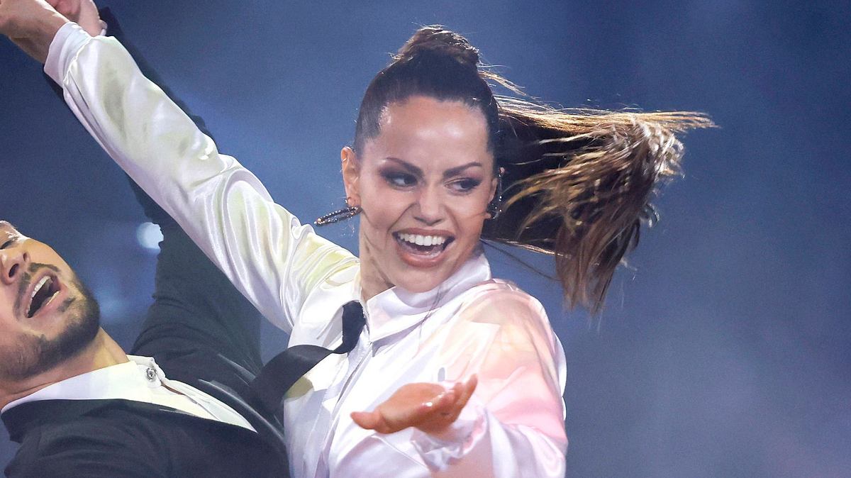 Christina Hänni in weißer Bluse und Pferdeschwanz auf der „Let’s Dance“-Bühne