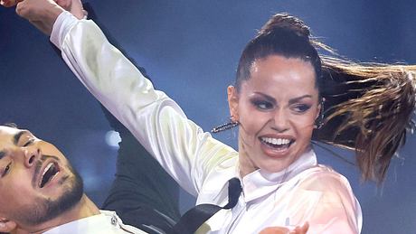 Christina Hänni in weißer Bluse und Pferdeschwanz auf der „Let’s Dance“-Bühne - Foto:  IMAGO / Panama Pictures