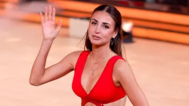Lets Dance-Star Ekaterina Leonova sitzt auf dem Boden und schaut bedrückt. - Foto: IMAGO / Panama Pictures Lets Dance-Star Ekaterina Leonova sitzt auf dem Boden und schaut bedrückt. - Foto: IMAGO / Panama Pictures