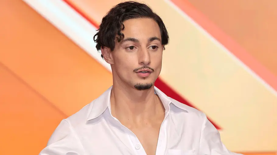 „Let’s Dance“-Star Milano hatte sich zuletzt auffällig zurückgezogen. Milano schaut in die Ferne