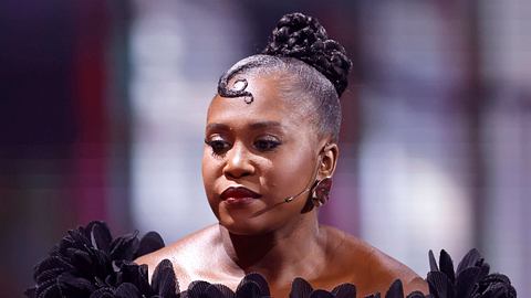 „Lets Dance“: Motsi Mabuse mit einem ernsten Gesichtsausdruck - Foto:  IMAGO / Panama Pictures