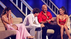 Ann-Kathrin Bendixen (hält sich beschämt die Hände vors Gesicht), Valentin Lusin, Detlef Soost und Ekaterina Leonova in der 17. „Lets Dance“-Staffel - Foto:  IMAGO / Future Image