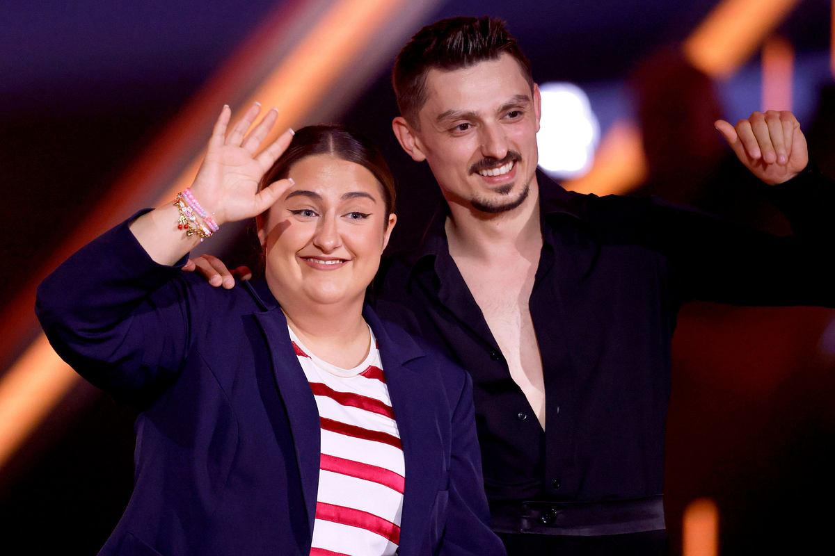 Let's Dance-Paar SelfieSandra und Zsolt Sándor Cseke winken in die Kameras.