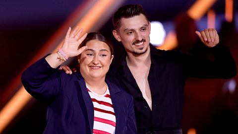 Lets Dance-Paar SelfieSandra und Zsolt Sándor Cseke winken in die Kameras. - Foto:  IMAGO / Panama Pictures