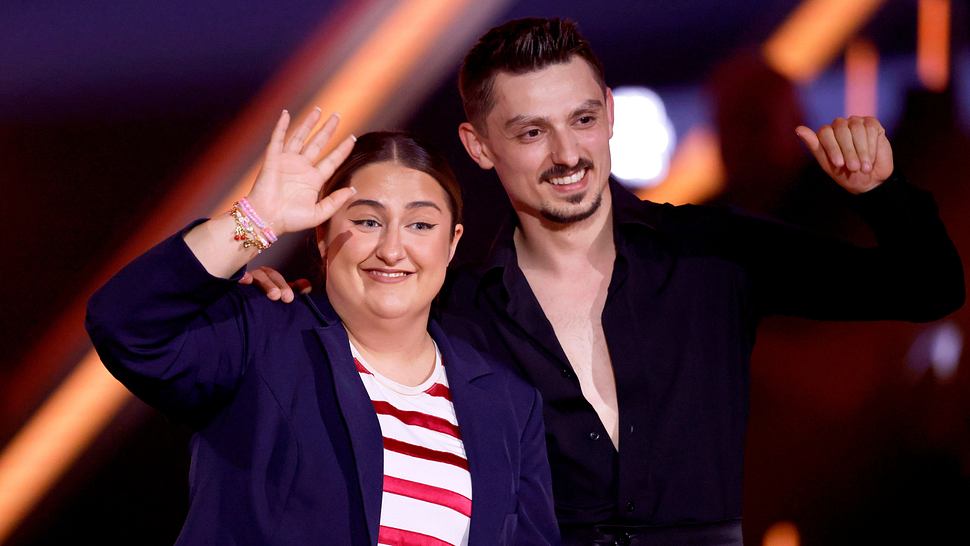 Lets Dance-Paar SelfieSandra und Zsolt Sándor Cseke winken in die Kameras. - Foto:  IMAGO / Panama Pictures