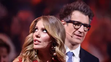 Victoria Swarovski schaut nach oben, Daniel Hartwich im Hintergrund. - Foto:  IMAGO / Panama Pictures