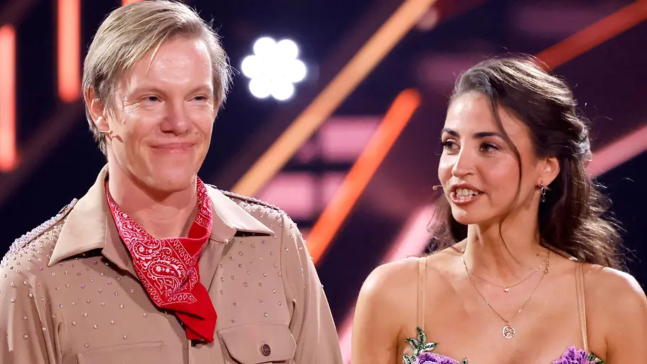 Ekaterina Leonova will Simon Gosejohann das Tanzen beibringen. Ekaterina Leonova schaut einen lächelnden Simon Gosejohann an.