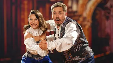 „Let’s Dance“ 2026: Gustav Schäfer tanzt mit Anastasia Maruster einen Quickstep auf der RTL-Bühne. - Foto: RTL / Stefan Gregorowius „Let’s Dance“ 2026: Gustav Schäfer tanzt mit Anastasia Maruster einen Quickstep auf der RTL-Bühne. - Foto: RTL / Stefan Gregorowius
