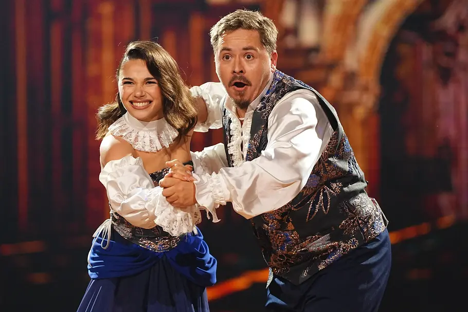 Let's Dance „Let’s Dance“ 2026: Gustav Schäfer tanzt mit Anastasia Maruster einen Quickstep auf der RTL-Bühne.
