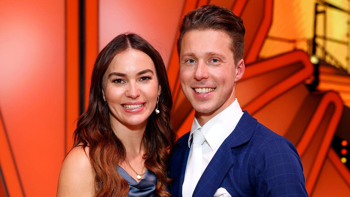 Renata und Valentin Lusin Die Profitänzerin Renata Lusin und Profitänzer Valentin Lusin lächeln für die RTL-Tanzshow Let s Dance in die Kameras