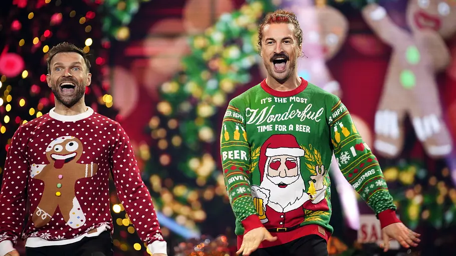 Vadim Garbuzov und Nicolas Puschmann kämpfen um den Sieg im Special. Vadim Garbuzov und Nicolas Puschmann auf der Tanzfläche in Weihnachtspullis.