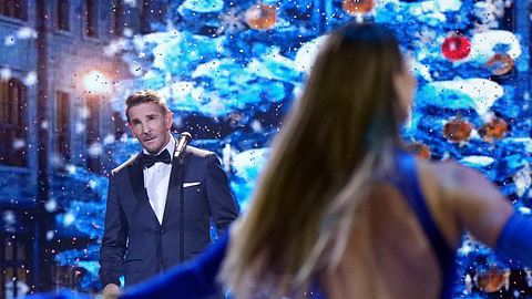 Mark Keller singt bei der Lets Dance - Weihnachtsshow - Foto: RTL / Guido Engels