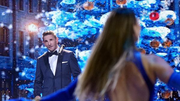 Mark Keller singt bei der Lets Dance - Weihnachtsshow - Foto: RTL / Guido Engels
