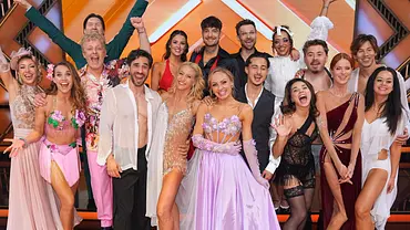 Die Tanzpaare der 6. Liveshow von „Lets Dance“ strahlen in die Kamera. Sie müssen am Freitag, 17. April 2026, anspruchsvolle Tänze meistern.  - Foto:  RTL / Stefan Gregorowius